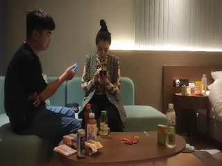 一支百威喝到底极度淫荡骚熟女，主动强吻揉屌，深喉口交骑在身上，露奶开档连体丝袜