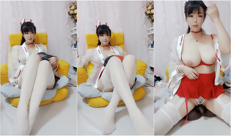 豐滿大奶肥美少婦CosPlay,白色絲襪穿上,奶大自然下垂,黑人尺寸玩具抽送